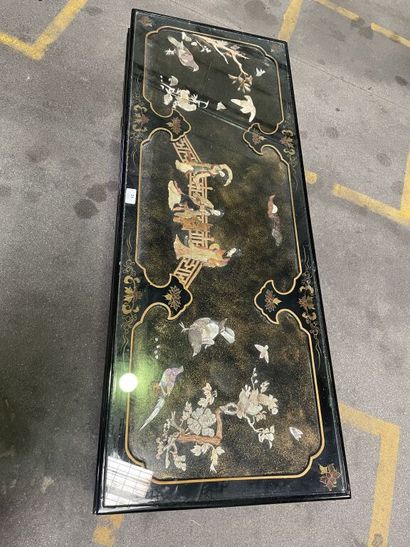 null CHINA, 20th century.

Black lacquered wood coffee table, decorated with relief...