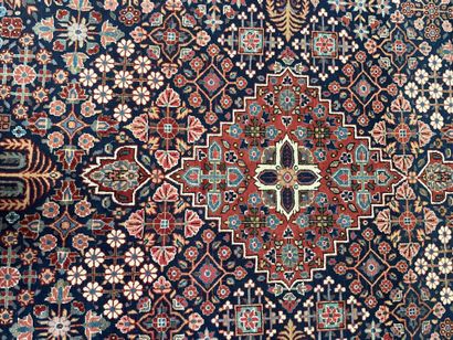 null Paire de tapis en laine à décor polychrome de motifs floraux stylisés sur fond...