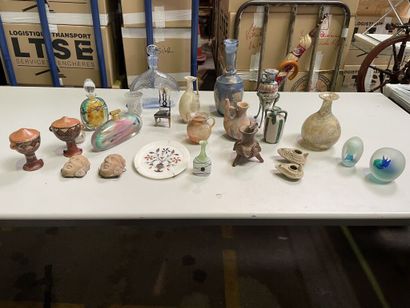 null Lot comprising a set of glass pieces, some of which are probably antique, others...