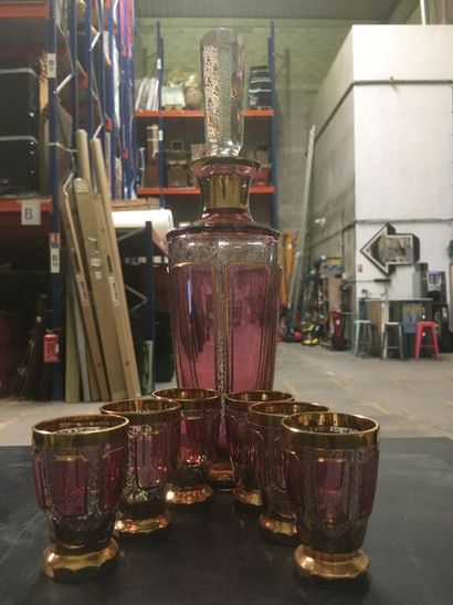 null Carafe et 6 verres à liqueurs en verre rose et doré.

H. carafe : 31 cm.