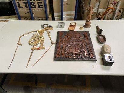 Lot including a golden articulated paper...