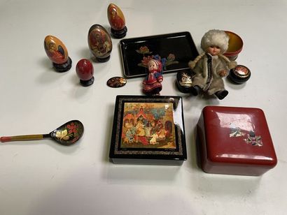 null Lot of lacquerware including boxes and 2 dolls.