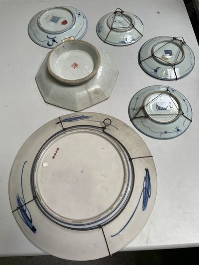 null CHINA, 20th century

6 polychrome or white-blue porcelain plates, one octagonal.

Marked...
