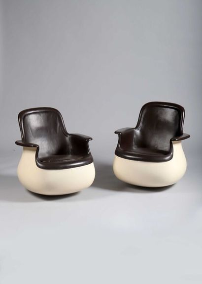  Marc HELD (1932) & KNOLL INTERNATIONAL 
Paire de fauteuils dits Culbuto à coque...