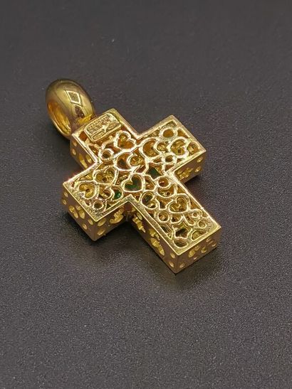 null Pasquale BRUNI.

PENDENTIF en or jaune 750 mm (18K) en forme de croix sertie...
