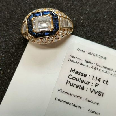 null BAGUE chevalière ornée en or 750 mm (18K) d'un diamant de taille émeraude pesant...
