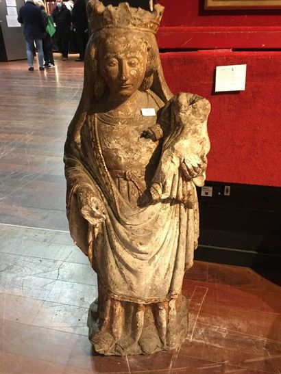 VIERGE A L'ENFANT Vierge à l'Enfant en pierre calcaire sculptée en ronde-bosse avec...