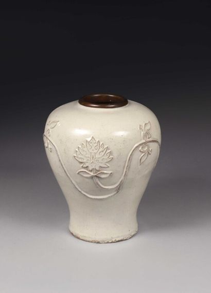 CHINE : VASE BALUSTRE CHINE.

Vase balustre en céramique émaillée crème à décor tournant...