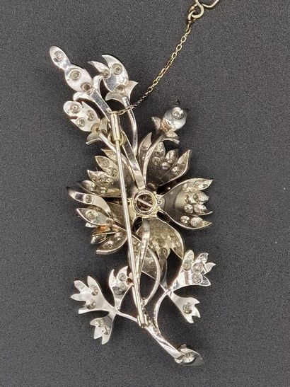 null BROCHE branche fleurie en or gris 750 mm (18K) à motifs de fleurs ornées de...