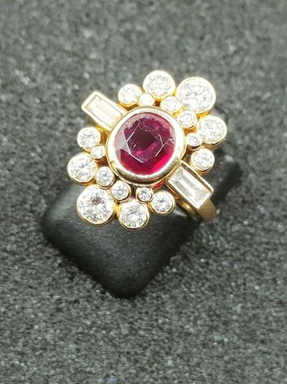 null BAGUE en or jaune 750 mm (18K) ornée d'un rubis épaulé de deux diamants baguette...