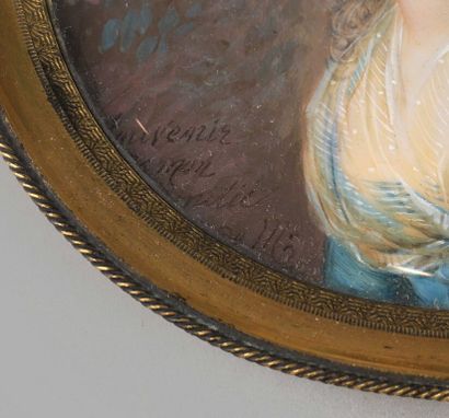 null École française du XIXe siècle.

Portrait d'une jeune femme à la robe bleue

Miniature...