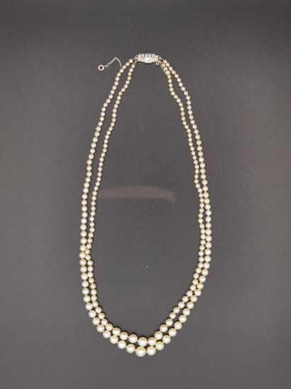 null ERRATUM Poids brut : 22,9 g et masse des perles : 8,7 g /// COLLIER de deux...