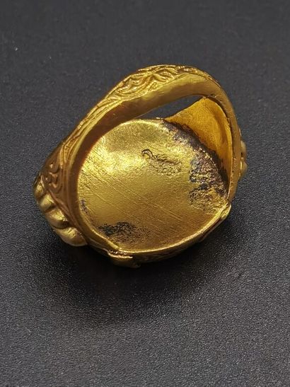 null BAGUE à l'antique en métal doré, sertie d'une intaille sur cornaline représentant...