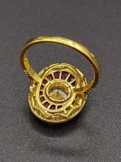 null BAGUE en or jaune 750 mm (18K) présentant un plateau ovale sertie d'un diamant...