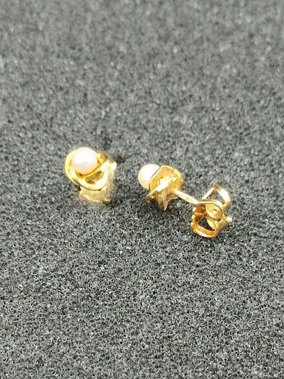 null Paire de BOUCLES D'OREILLES en or jaune 750 mm (18K), serties d'une petite perle,...