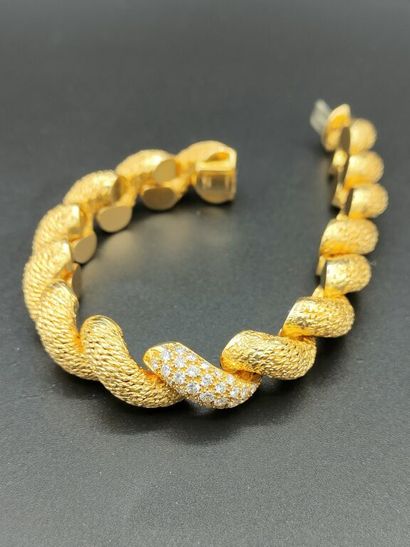 null HERMÈS, Paris, vers 1965.

BRACELET en or 750 mm (18K) à maille passementerie...