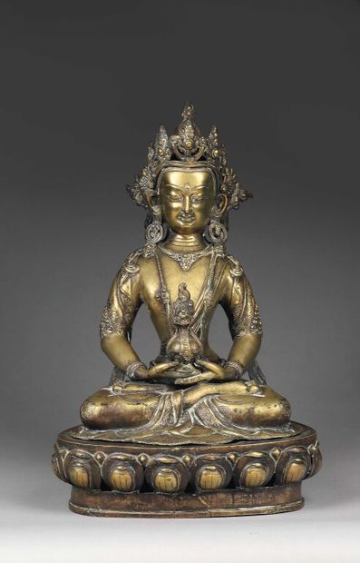 null NÉPAL.

Statuette en bronze dépatiné représentant Amitayus assis en Vajrasana...