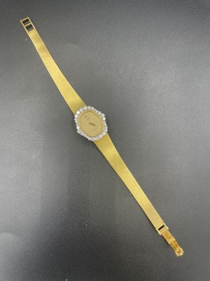 null OMEGA.

MONTRE de dame en or jaune 750 mm (18K), bracelet paillasson soudé à...