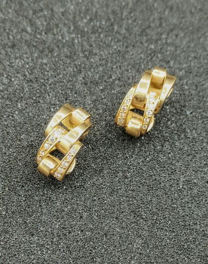null PAIRE DE CLIPS d'oreilles en or jaune 750 mm (18K) et petits diamants.

Poids...
