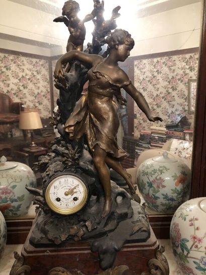 null Pendule en régule figurant une femme et un putto autour d'un tronc d'arbre.


Cadran...