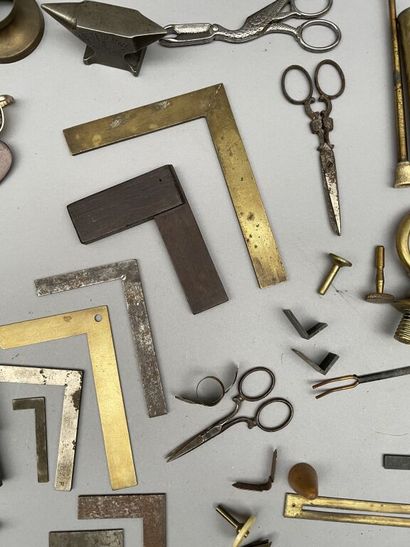 null Lot d'éléments divers en métal, bronze, laiton, fer, bois...

On y trouve une...