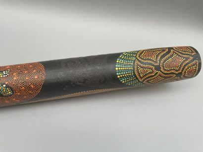 null Didgeridoo [Didjeridoo] en tronc d'eucalyptus à décor peint à l'acrylique ou...