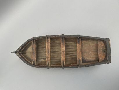 null Maquette de barque en bois peint noir et rouge, nommé T. 465 Espérance Tréport,...