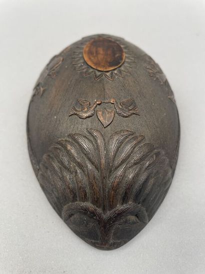 null Tasse de chasse en noix de coco sculptée à décor d'attributs de chasse. 

XIXe...
