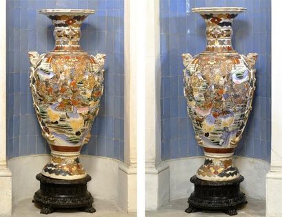 JAPON Importante paire de vases balustres en faïence de Satsuma, à décor polychrome...