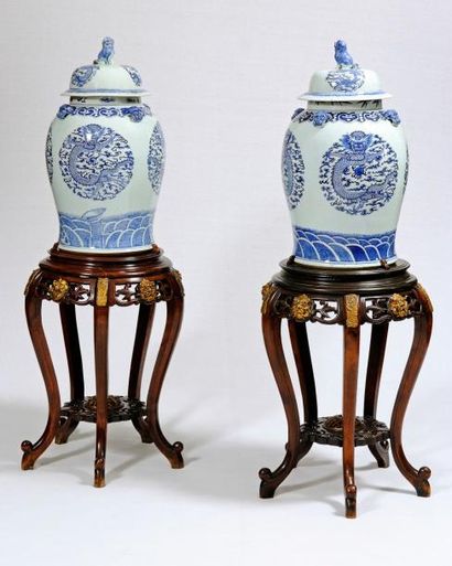 CHINE Paire de potiches et leur couvercle en porcelaine à décor en camaïeu bleu de...