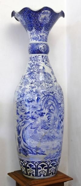 JAPON Importante paire de vases fuseaux en porcelaine à décor en camaïeu bleu d'un...