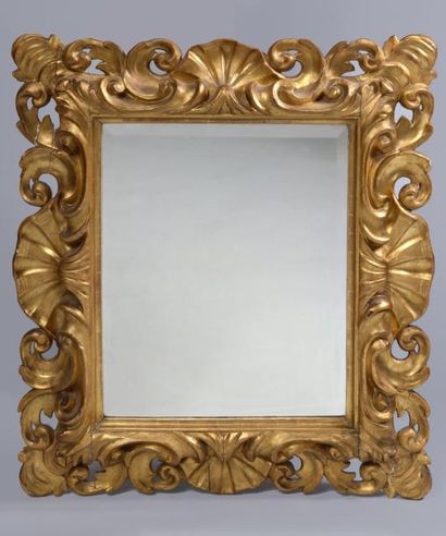 null Miroir rectangulaire, l'encadrement en bois sculpté et doré à décor ajouré de...