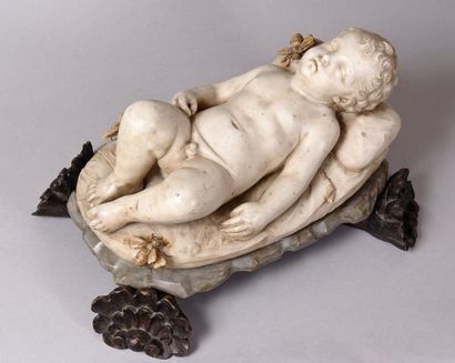 null SCULPTURE en marbre blanc et marbre turquin représentant un enfant couché, la...