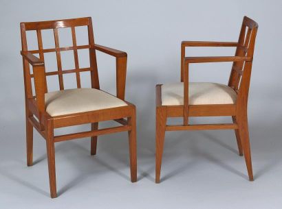 RENÉ GABRIEL (1890-1950) Paire de fauteuils bridge en chêne massif à accotoirs décalés...