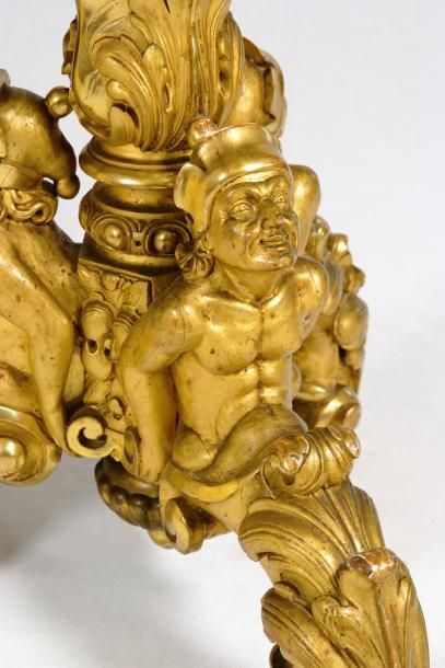  Guéridon circulaire à piétement tripode en bois sculpté et doré à décor de personnages...