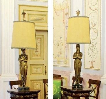  Importante paire de lampes en bronze ciselé et doré à deux lumières, composées d'une...
