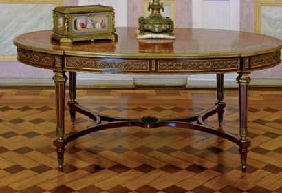 LINKE, François (1855-1946) Importante table de milieu de forme ovale à décor marqueté...