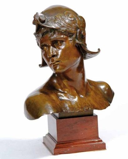 HANNAUX, Emmanuel (1855-1934) «Portrait en buste d'Athéna, la tête tournée vers la...