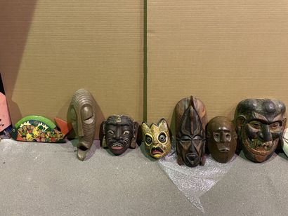 Lot de 11 masques en majeure partie africains....