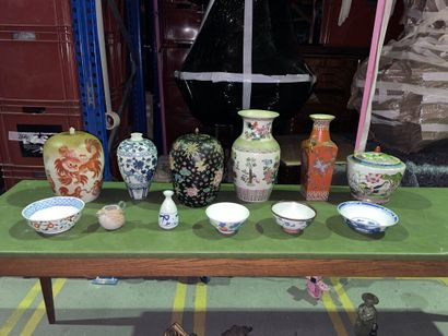 null CHINE

Lot en porcelaine comprenant 6 vases, 4 coupes et un petit vase.

H....