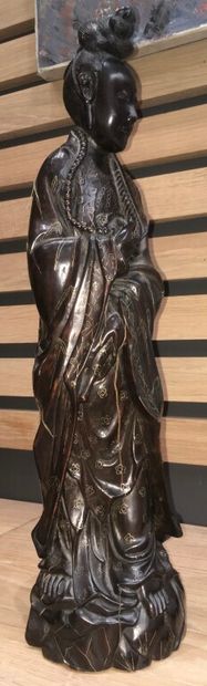 null JAPON, XXe siècle.

Guanyin.

Sculpture en bois incrustée de filets de métal.

H....