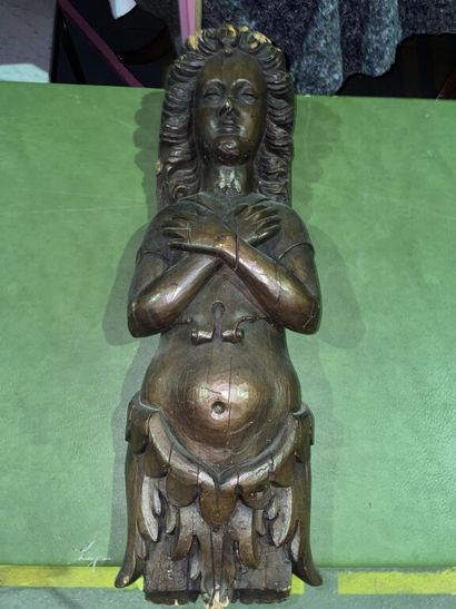null Sculpture en bois figurant une femme enceinte, les bras croisés sur la poitrine.

H....