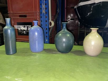 Lot de 4 vases en grès émaillé. 
XXe siècle....