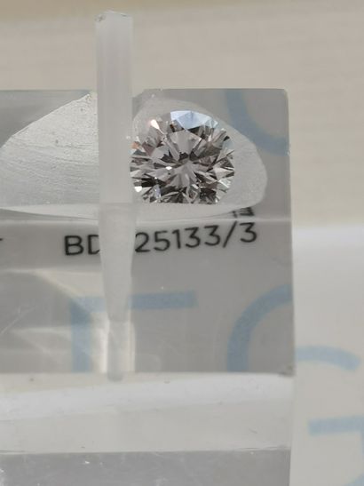 null DIAMANT sur papier pesant 1,05 ct, présentant deux certificats :

- HRD n° 043521...