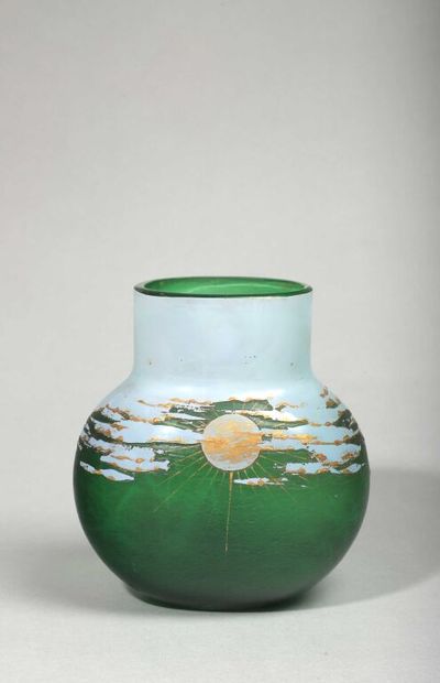 null Ludwig MOSER (1833-1916).

Vase ovoïde à haut col ovale en retrait en verre...