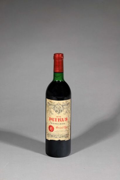  Une bouteille PETRUS - Pomerol, 1978. 
Étiquette légèrement tachée et abimée, niveau...