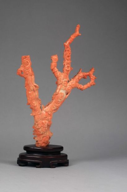 null 
ERRATA PETITS ECLATS /// CHINE.




Groupe en corail sculpté orange pâle représentant...