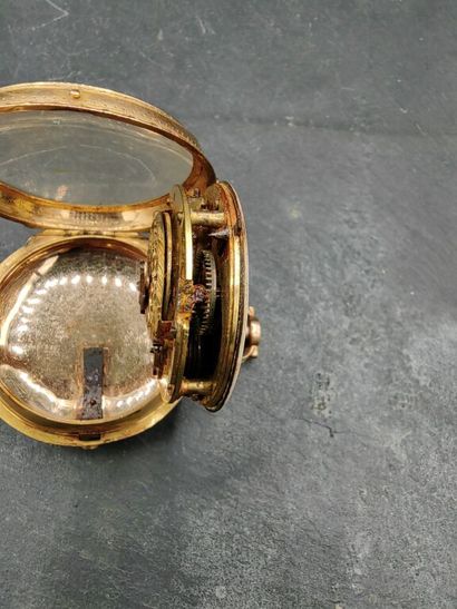 null Romilly à Paris. MONTRE de poche dite « oignon » en or 750 mm, cadran en émail...