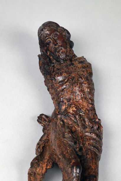 null Christ en bois sculpté avec restes de polychromie. Tête penchée vers l'épaule...