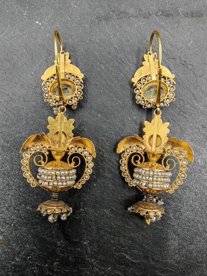 null Paire de PENDANTS D'OREILLES néoclassiques en or jaune 750 mm et petites perles...